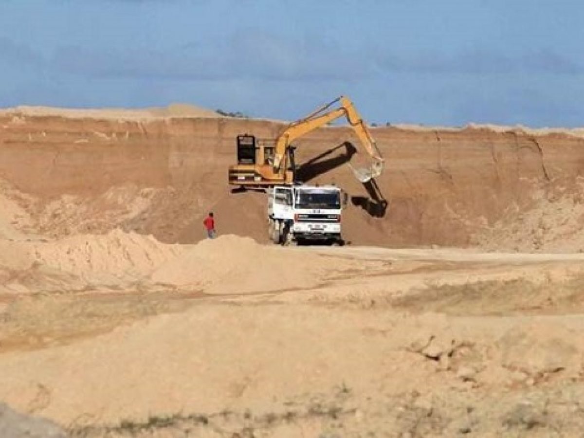 Sand Mafia tries to crush a tehsildar under a tractor in Jajpur