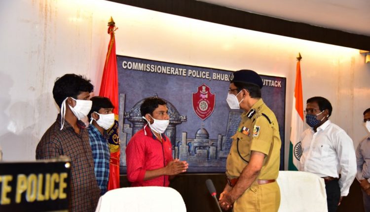 3 Hardcore Maoists Of Chhattisgarh Surrender Before Odisha DGP