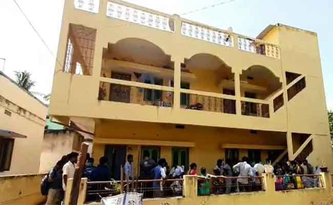 Dead photographer body found hanging, 3 held 