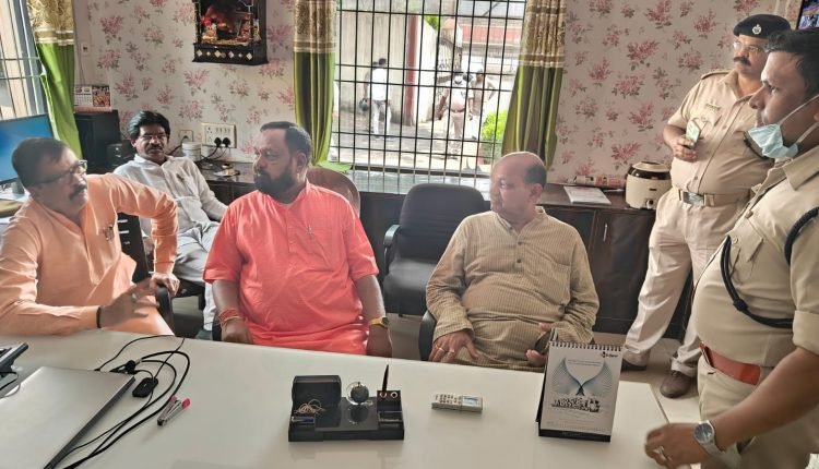 BJP Delegation detained while entering Sambalpur