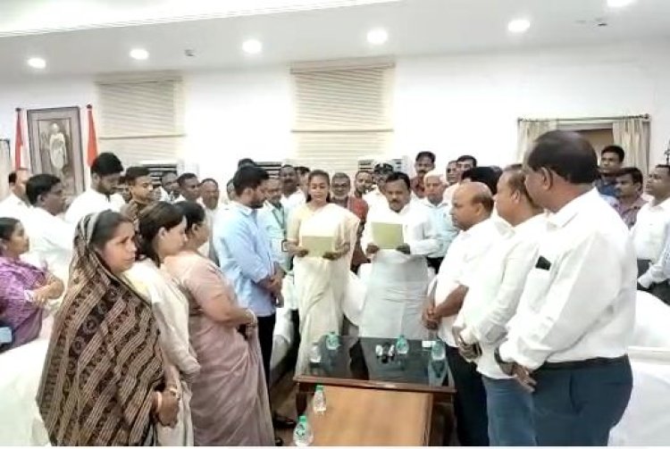 Deepali Das takes oath as Jharsuguda MLA