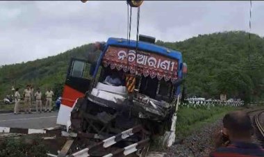Close shave for passengers as bus crashes close to railway tracks in Sambalpur