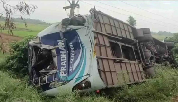 Several injured as truck hits bus in Balasore