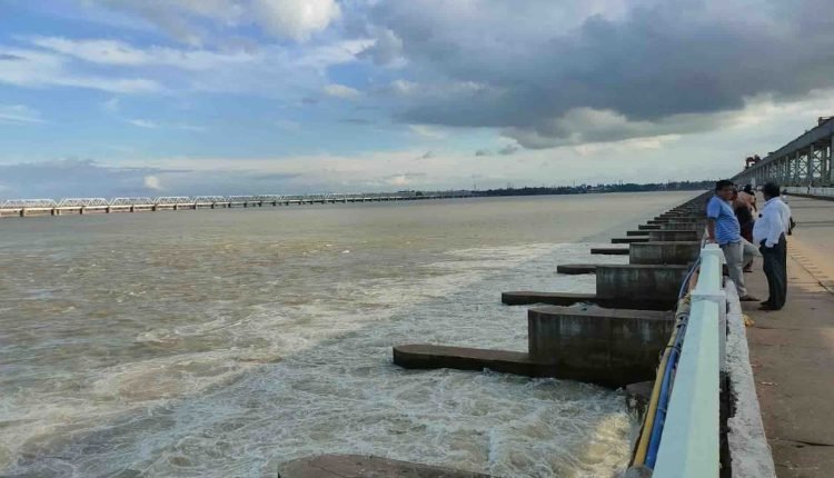 Odisha: 8 lakh cusecs of flood water likely to pass in Mahanadi at Mundali by 12 noon today