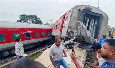 Two people were killed, and twenty others were injured when coaches of a train bound for Mumbai derailed in Jharkhand.