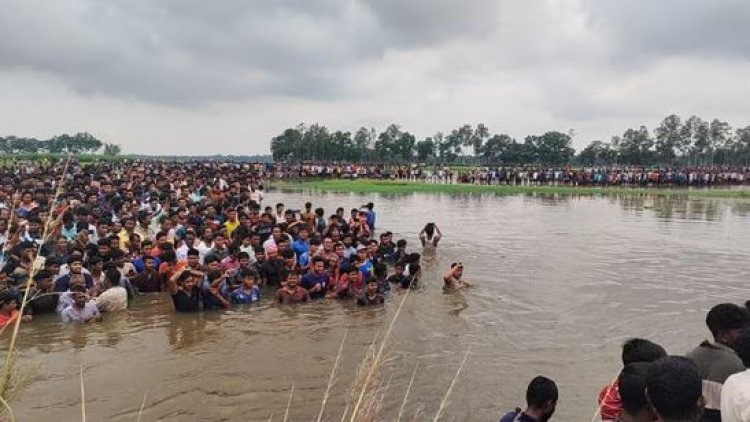 A tense situation arose as 1,000 Bangladeshis gathered at the border of Bengal, but the BSF foiled their infiltration attempt.