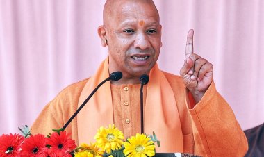 A threatening message demands Yogi Adityanath's resignation and includes a warning related to 'Baba Siddique.'